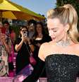 Margot Robbie como Barbie   Foto: Reprpdução/Twitter / Elas no Tapete Vermelho