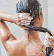 Lavar o cabelo com água quente pode provocar a caspa -  Foto: Shutterstock / Alto Astral