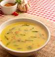 Imagem mostra uma sopa ou caldo em uma cumbuca branca.   Foto: Leticia Senciani / iStock