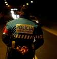 Na animação, quanto mais escuro o alvo, mais tiros o oficial dispara e mais furioso ele parece  Foto: Reuters