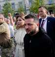 Acompanhado da mulher, Olena, o presidente ucraniano Volodimir Zelenski é escoltado por seguranças ao chegar em Vilnius, na Lituânia, para a cúpula da Otan.  Foto: DW / Deutsche Welle