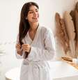 Veja como manter o cabelo bonito e saudável gastando pouco  Foto: Prostock-studio | Shutterstock / Portal EdiCase