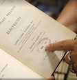 Livro retorna para biblioteca após pouco mais de um século sumido nos EUA.   Foto: Peter Pereira/The Standard-Times via AP