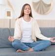 mulher-meditando-autoconhecimento.jpg  Foto: Damir Khabirov / Adobe Stock