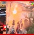 Motoboys 'se unem' e depredam casa de homem acusado de agredir entregador no RJ  Foto: Reprodução