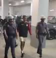 Polícia conduz preparador físico do Universitario após suposto racismo – Reprodução Twitter  Foto: Jogada10