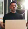 Homem meditando de olhos fechados em frente a laptop  Foto: Getty Images / BBC News Brasil