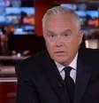 Huw Edwards no plantão que anunciou a morte de Elizabeth II: uma carreira brilhante agora arruinada  Foto: Reprodução/TV