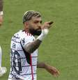 Gabigol exibe o biscoito atirado pelos torcedores do Furacão na Ligga Arena –  Foto: Reprodução / Globo / Jogada10