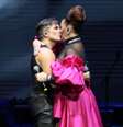 Claudia Raia beijou o marido, Jarbas Homem de Mello, em peça do artista em homenagem ao grupo Queen, em teatro de SP nesta quarta-feira, 12 de julho de 2023.  Foto: AGNews, Van Campos / Purepeople