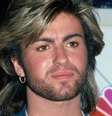 George Michael se declarou gay apenas aos 35 anos após um escândalo de prisão ao tentar seduzir um policial  Foto: Reprodução