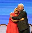 A agora ex-presidente da Caixa Rita Serrano abraça o presidente Lula.  Foto: Fabio Rodrigues-Pozzebom/Agência Brasil
