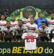 Elenco do São Paulo com a camisa de Pablo Maia   Foto: Miguel Schincariol/Getty Images / Esporte News Mundo