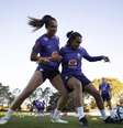 Kathellen marcando Marta durante treino da Seleção –  Foto: Thais Magalhães/CBF / Jogada10