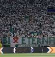 Torcida do Palmeiras faz homenagem a Gabriela Anelli, que morreu após ser atingida por estilhaços de garrafa arremessada por torcedor do Flamengo nos arredores do Allianz Parque.  Foto: Gustavo Motta/Pera Photo Press
