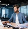 Saiba quanto ganha um contador e entenda mais sobre a carreira  Foto: Liubomyr Vorona / iStock
