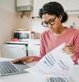 O Desenrola Brasil tem como principal objetivo reintroduzir pessoas com restrição de crédito na economia  Foto: Reprodução/iStock/Paolo Cordoni