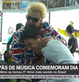 Cantor Supla finge morder a cabeça de repórter da Globo News.   Foto: Foto:Reprodução Globo News
