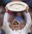 Marketa Vandrousova exibe seu primeiro troféu no torneio feminino de Wimbledon  Foto: REUTERS/Andrew Couldridge