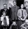 Família de judeus refugiados de Skopje, Macedônia, junto com uma família albanesa que os acolheu em 1943 em Tirana, Albânia  Foto: Museu Memorial do Holocausto dos Estados Unidos / BBC News Brasil
