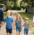 O príncipe William e Kate Middleton com os três filhos:  George, 9, Charlotte, 8, e Louis, 5   Foto: Reprodução/Instagram/@mattporteous