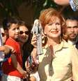 Barbara Handler inspirou a mãe, Ruth, a criar a boneca Barbie  Foto: Photo by Robert Mora/Getty Images