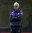 Técnica Pia Sundhage durante jogo-treino  Foto: Thaís Magalhães/CBF