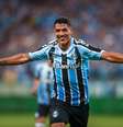 Luis Suárez estaria disposto a devolver salários ao Grêmio para jogar ao lado de Messi –  Foto: Lucas Uebel/Grêmio / Jogada10