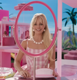 Barbie encara o espelho sem reflexo, uma das várias referências a brincadeira com a boneca  Foto: Divulgação/ Warner Bros. Pictures Brasil