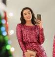As roupas brilhantes voltaram a conquistar espaço nos guarda-roupas  Foto: New Africa | ShutterStock / Portal EdiCase