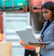 Uma mulher usando um laptop em um porto  Foto: Getty Images / BBC News Brasil