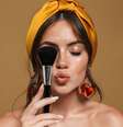 Vem ver como o blush pode ser seu maior aliado para a maquiagem perfeita! - Shutterstock  Foto: Alto Astral
