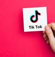 Tenha o amor em seus pés com a ajuda do Tik Tok -  Foto: Shutterstock / João Bidu
