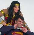 Melissa e Jefferson fantasiados de Mulher-Maravilha e Superman, na PerifaCon 2022  Foto: Tassio Yuri