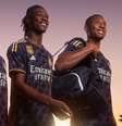 Vini Jr, Camavinga e Alaba posaram com o novo uniforme do Real Madrid para a temporada 2023/24 –  Foto: Divulgação/Real Madrid / Jogada10