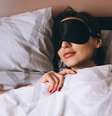 A máscara de dormir contribui com a produção de melatonina -  Foto: Shutterstock / Alto Astral