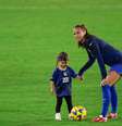 Alex Morgan, da seleção feminina dos EUA, brinca de bola com sua filha, Charlie  Foto: Jeremy Reper/ISI Photos/Getty Images