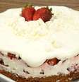 Pavê de morango com chantilly e suspiro  Foto: Guia da Cozinha