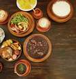Nesse restaurante, praticamente todo dia é dia de feijoada (menos às segundas), e assim a casa ficou conhecida como uma das mais tradicionais da cidade a servir o prato (sempre das 11h30 às 23h30). Fundadopor Affonso Paullilo, o Bolinha, o lugar era especializadoem pizza, até que numa comemoração de futebol ele preparou, em 1976, a feijoada para a clientela. Nunca mais saiu do cardápio. Onde.Av. Cidade Jardim, 53,Jardim Europa. 3061-2010.  Foto: Helena de Castro/Divulgação / Estadão