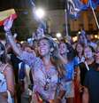 Apoiadores do Partido Popular se reuniram em frente à sede do grupo em Madri  Foto: Reuters / BBC News Brasil