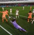 A goleira não chega na bola cabeceada por Der Dragt (fora da foto). Roods (quase na linha) vê a bola entrar. Este gol decidiu o jogo.  Foto: by Lars Baron/Getty Images / Jogada10