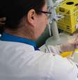 Cientista brasileira em procedimento de extração de DNA  Foto: Camila Boehm/Agência Brasil/Reprodução / Guia do Estudante