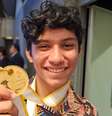 Matheus Alencar de Moraes, de 16 anos, com sua medalha de ouro na Olimpíada Internacional de Matemática  Foto: Arquivo Pessoal/Reprodução / Guia do Estudante