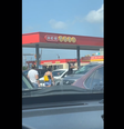 Homem tira criança de carro  Foto: Reprodução/ Redes sociais