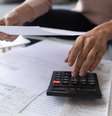 Veja as principais causas para o endividamento das famílias -  Foto: Shutterstock / Alto Astral