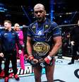 Jon Jones comemora título do UFC   Foto: Divulgação/Twitter Oficial UFC / Esporte News Mundo