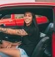 Bia Zaneratto em um de seus carros  Foto: Sam Robles