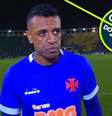 Sidão recebeu o trófeu de 'Craque do Jogo' após levar três gols do Santos  Foto: Reprodução/TV Globo