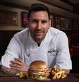 Messi assina novo lançamento da Hard Rock, o hambúrguer de frango inspirado em seu prato favorito.  Foto: Via Instagram/@ / Estadão