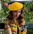 Lily Collins as Emily Cooper, the lead character of the popular Netflix comedy "Emily in Paris." MUST CREDIT: Netflix handout  Foto: Netflix/ Divulgação / Estadão